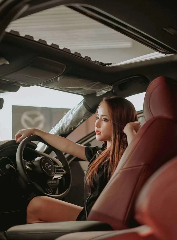 Ngắm gái xinh tạo dáng siêu quyến rũ bên xế hộp Mazda