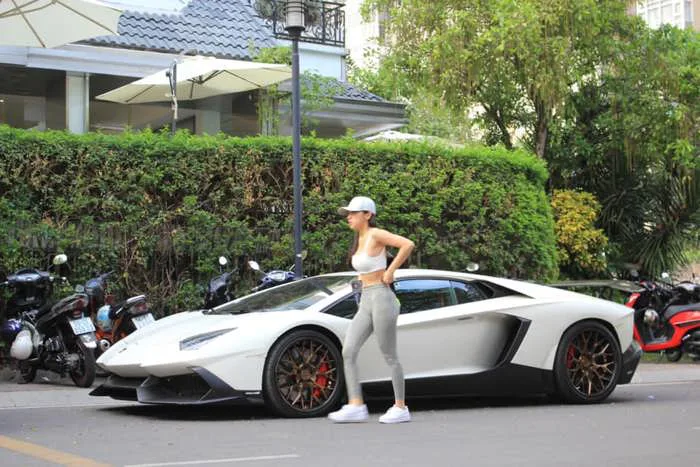 Cô gái xinh đẹp từng lái siêu xe 20 tỷ đi ăn cơm tấm đang hot trên MXH là ai?