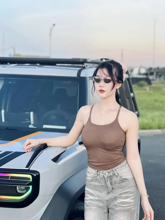 Hình ảnh Hot girl tạo dáng bên VinFast VF3 CỰC CHẤT