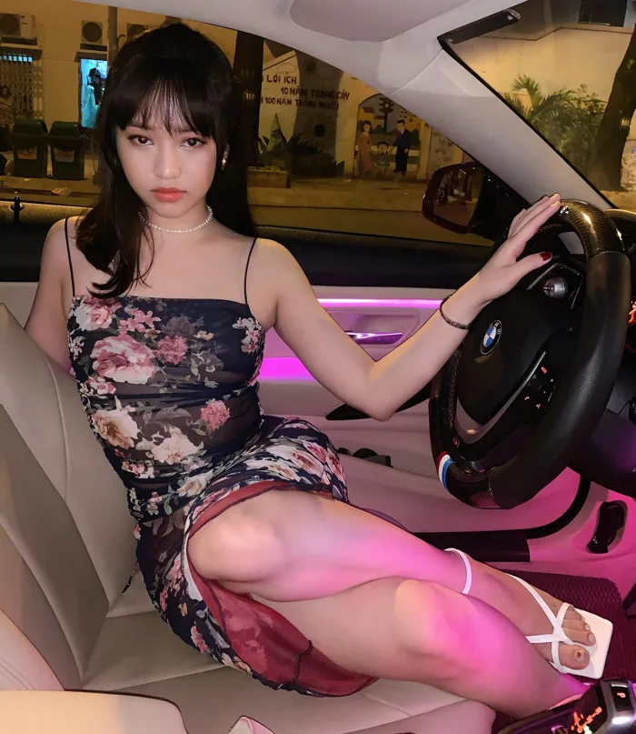 Không cần ai đó đi Mẹc chở vài vòng, hội gái đẹp này đã sớm mua ô tô tiền tỷ, muốn thì tự đi