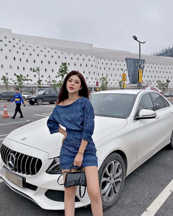 Không cần ai đó đi Mẹc chở vài vòng, hội gái đẹp này đã sớm mua ô tô tiền tỷ, muốn thì tự đi