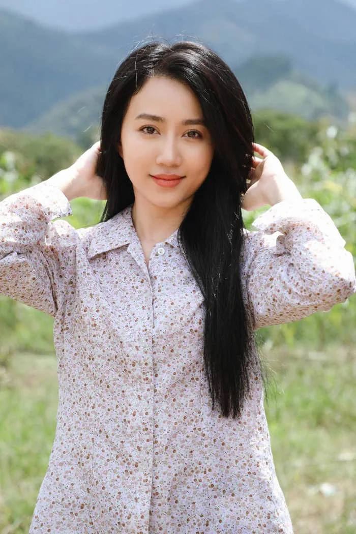 Đối lập hình ảnh gái quê trong 'Mẹ rơm', Huỳnh Hồng Loan gợi cảm ngoài đời