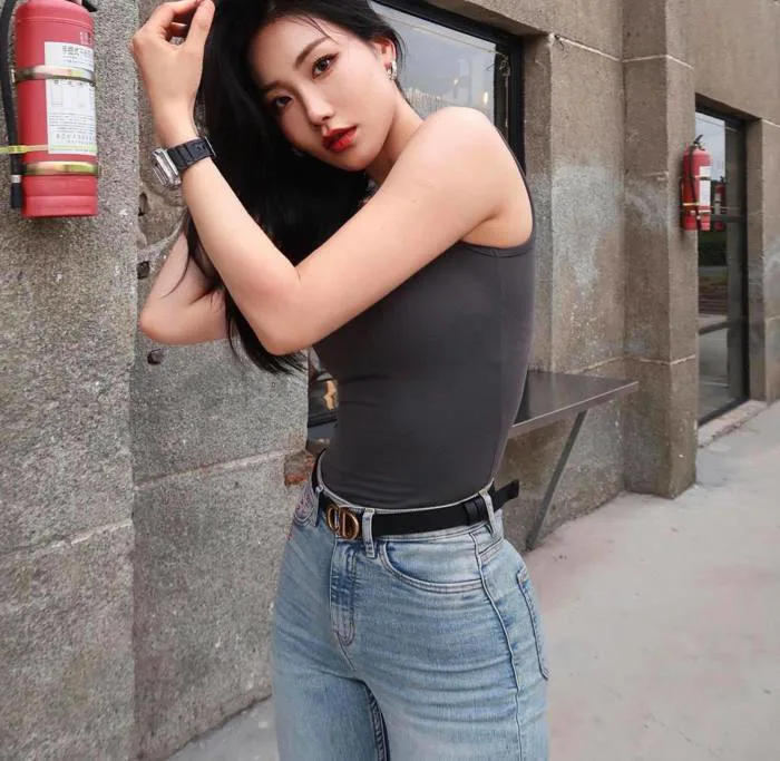 2 mỹ nữ Trung Quốc mặc quần jeans đẹp