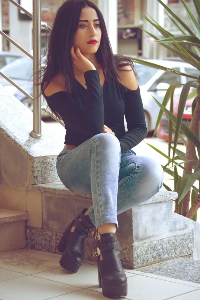 hình ảnh : Chân dung, giày dép, Quần jean, sắc đẹp, vẻ đẹp, con gái, ngồi, Denim, quý bà, vai, Đứng, quần bó, Giày, nhiếp ảnh, thời trang, chung, tóc dài, Chụp