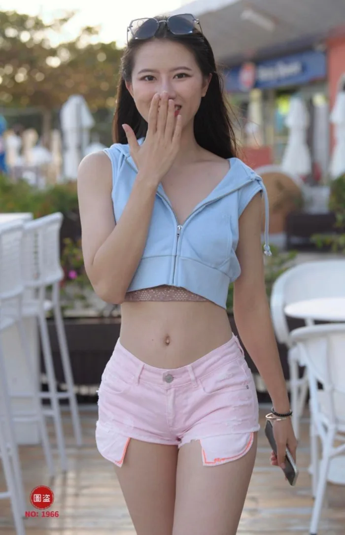 Cô gái mặc quần hot pants đẹp nhưng lại mất điểm vì điều này