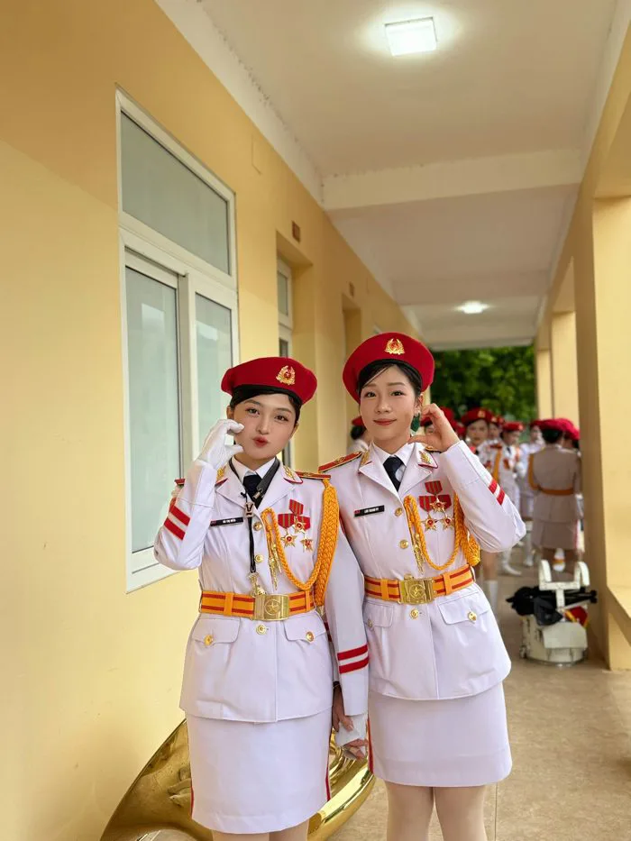 10 nữ quân nhân Việt Nam chỉ cần nở nụ cười là khuynh đảo mạng xã hội