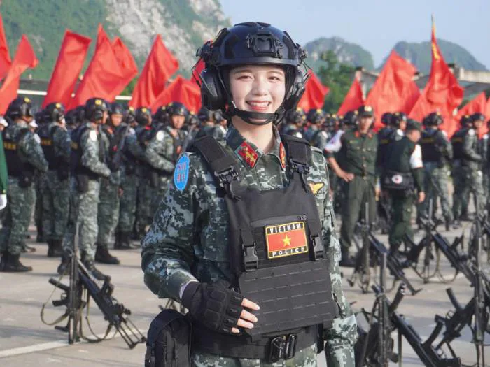 10 nữ quân nhân Việt Nam chỉ cần nở nụ cười là khuynh đảo mạng xã hội