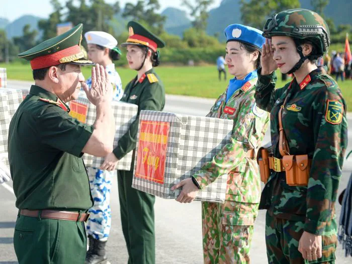 Lan tỏa hình ảnh nữ quân nhân cách mạng vừa xinh đẹp, vừa hùng tráng