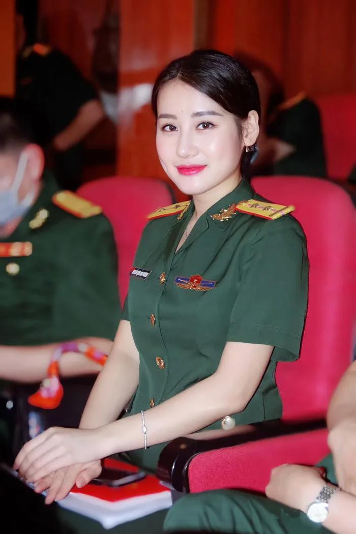 Nữ quân nhân Việt xinh đẹp như hoa hậu, giữ dáng nhờ 'kỷ luật thép'