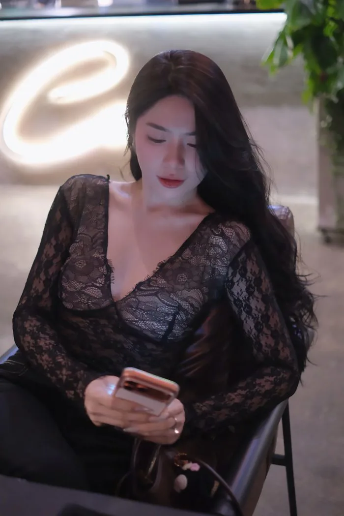 Nhờ chọn giúp ảnh đẹp, hot girl vô tình làm khó cộng đồng mạng với nhan sắc  không đùa được đâu