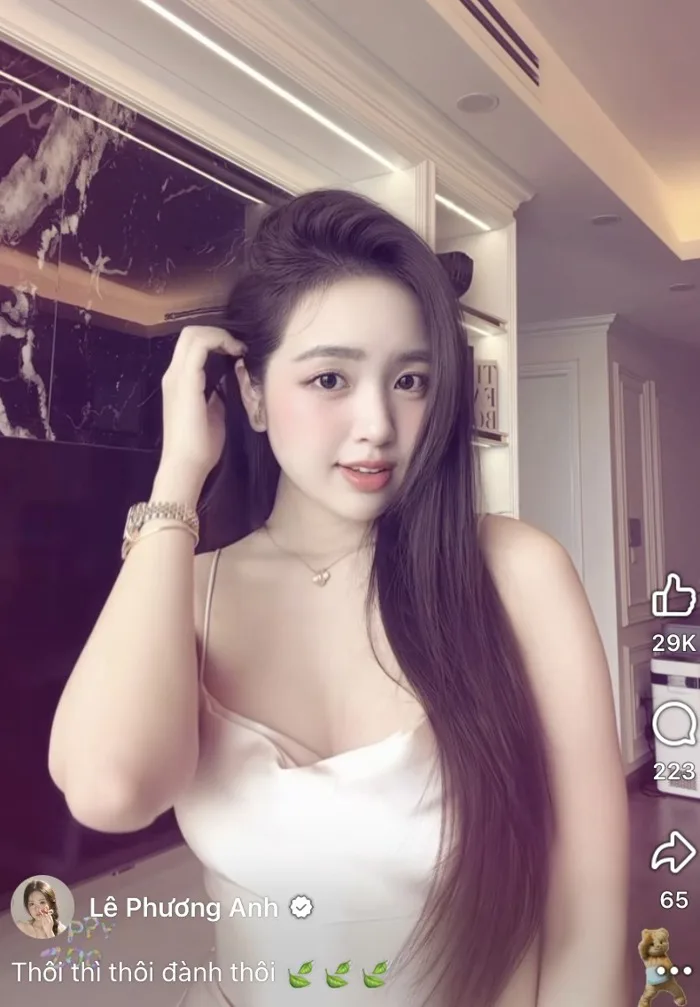 Ngẫu nhiên chụp màn hình từ clip, hot girl vẫn 