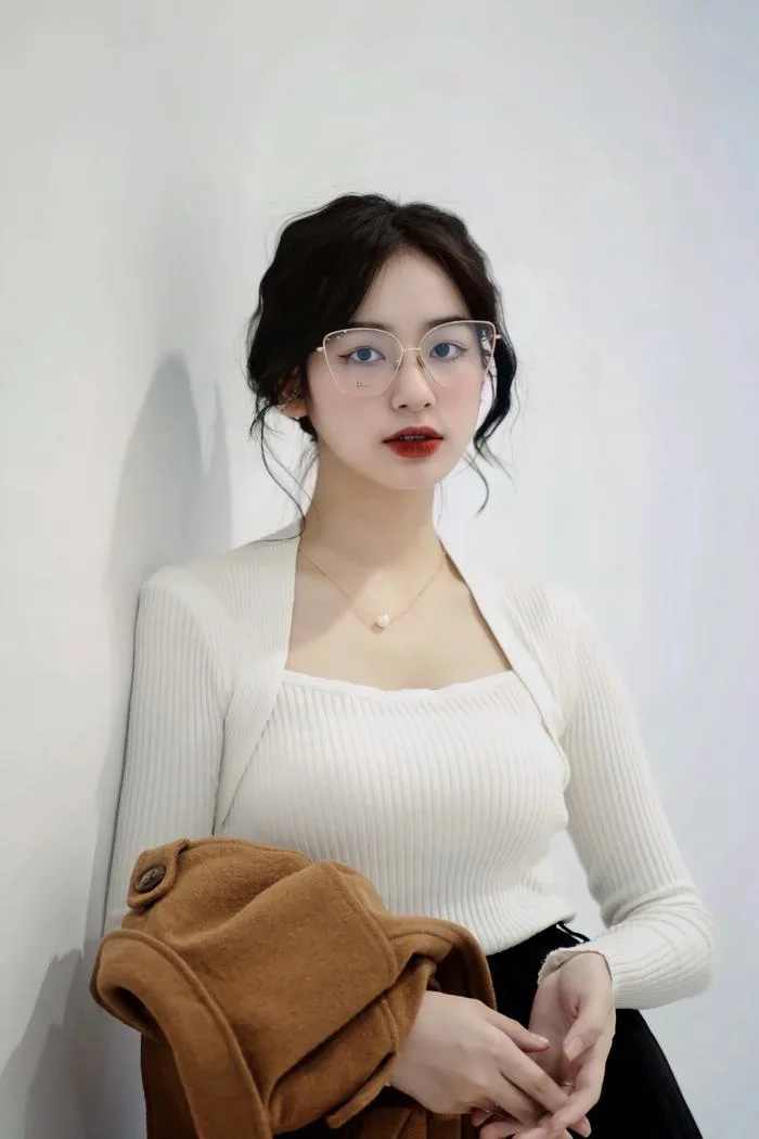 Nét đẹp sắc sảo đầy cuốn hút của nữ sinh Hà Thành | Báo Dân trí