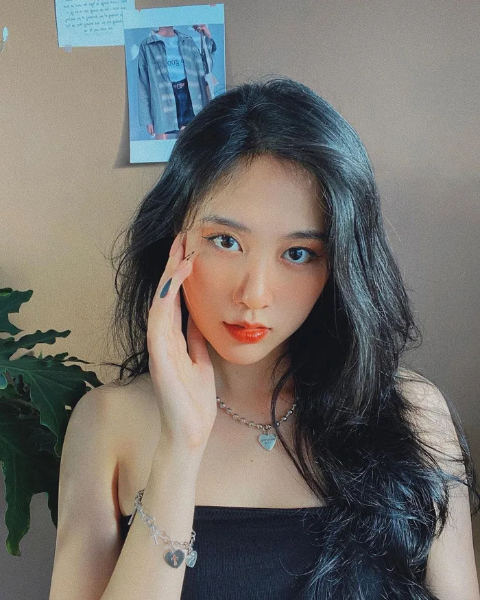 Gái xinh mượn tạm cô em đu trend vác bồ pose ảnh, dân mạng tới tấp xin info  vì cool quá!