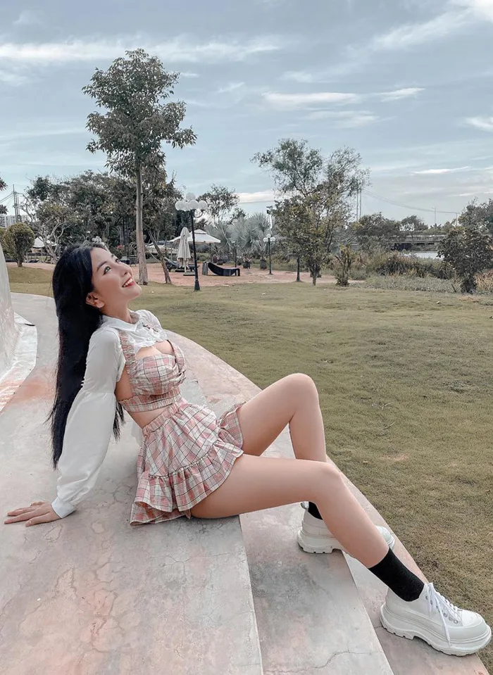 Gái xinh Sài Gòn Võ Ngọc Trân đăng ảnh sexy rồi hỏi khó dân tình: Chọn ngoại hình hay tâm hồn?