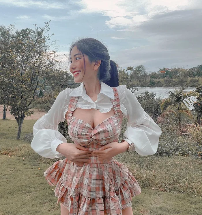 Gái xinh Sài Gòn Võ Ngọc Trân đăng ảnh sexy rồi hỏi khó dân tình: Chọn ngoại hình hay tâm hồn?