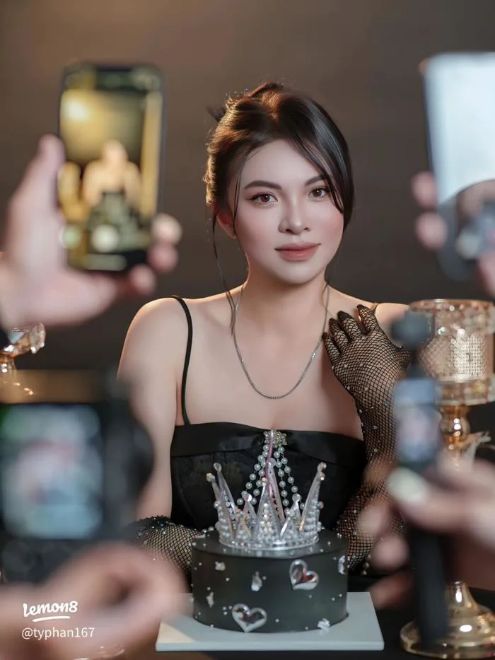 Concept chụp ảnh sinh nhật bé gái siêu slay với bánh sinh nhật che mặt