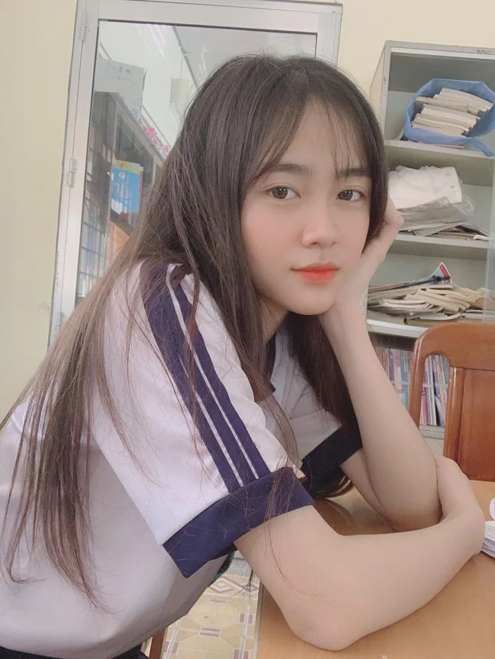 Mặc đồng phục chụp vội tấm ảnh, nữ sinh 2001 khiến dân tình chao đảo vì quá xinh xắn, ngọt ngào