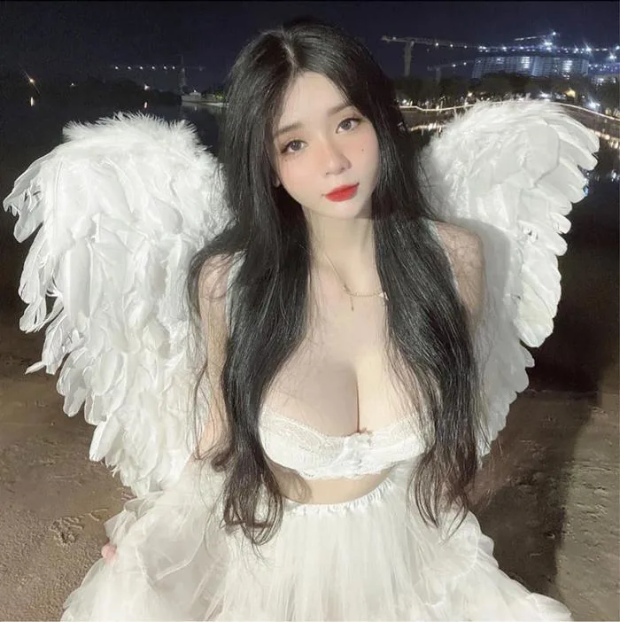 Nữ streamer hóa 'thiên thần' gợi cảm, khoe cặp tuyết lê khủng