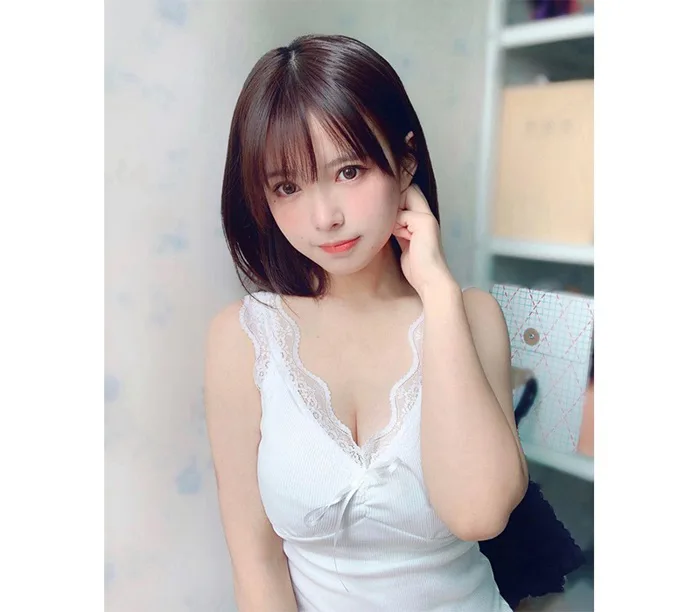 Khoe hình ảnh phô diễn vòng 1 siêu to khổng lồ, nữ streamer thu hút bởi một chi tiết lạ