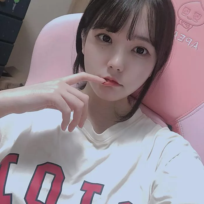Nữ streamer xinh đẹp bức xúc khi bị mời gọi làm bé đường: 