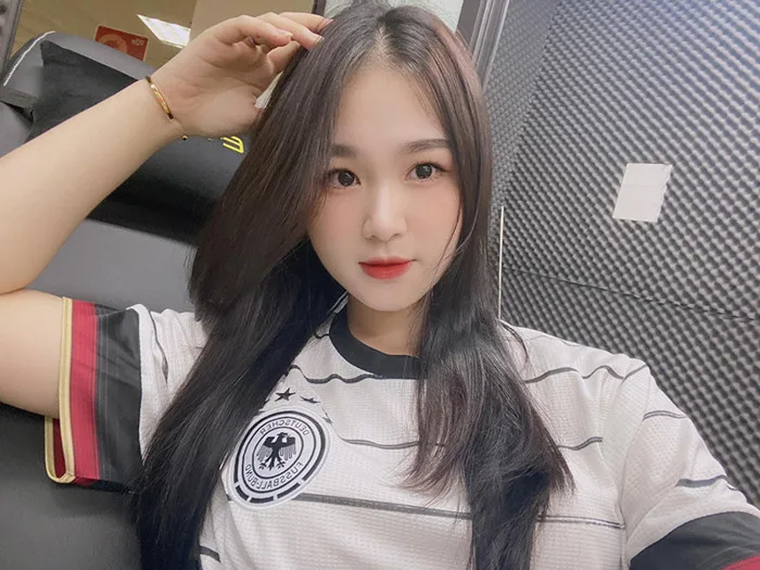 Nữ diễn viên xinh đẹp lấn sân streamer sau khi xem livestream của Linh Ngọc Đàm