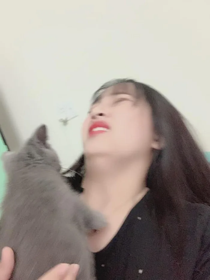 Lôi boss cưng ra chụp hình chung, girl xinh đang mặt V-line bỗng chuyển  thành mặt nọng
