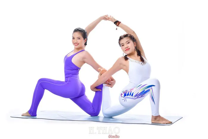 Bộ ảnh Yoga đẹp tuyệt vời với 3 thiếu nữ chụp tại công viên Tao đàn