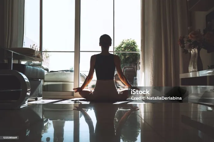 Người Phụ Nữ Trẻ Tập Yoga Trong Nhà Cô Gái Xinh Đẹp Thiền Định Và Thực Hiện Các Tư Thế Yoga Tại Nhà Hình ảnh Sẵn có - Tải xuống Hình ảnh