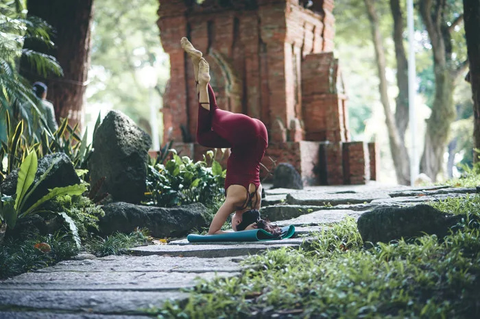 Bộ ảnh Yoga đẹp tuyệt vời với 3 thiếu nữ chụp tại công viên Tao đàn
