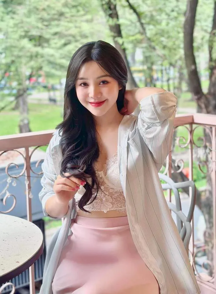 Gái Thái Bình xinh như búp bê Nga diện váy xuyên thấu lấp ló vòng 3, bị phát giác nếp gấp vị trí đắc địa
