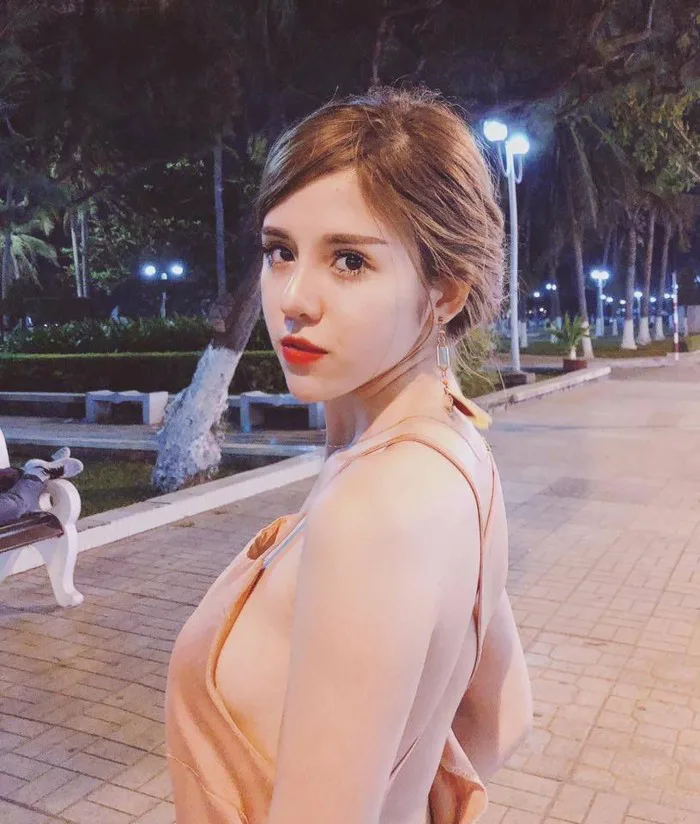 Xinh như gái Thái, nữ sinh trường Báo được dân mạng thi nhau xin info