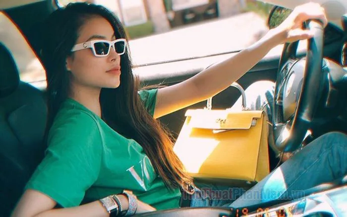 Vẻ đẹp quyến rũ của những cô gái tóc dài đeo kính che mặt