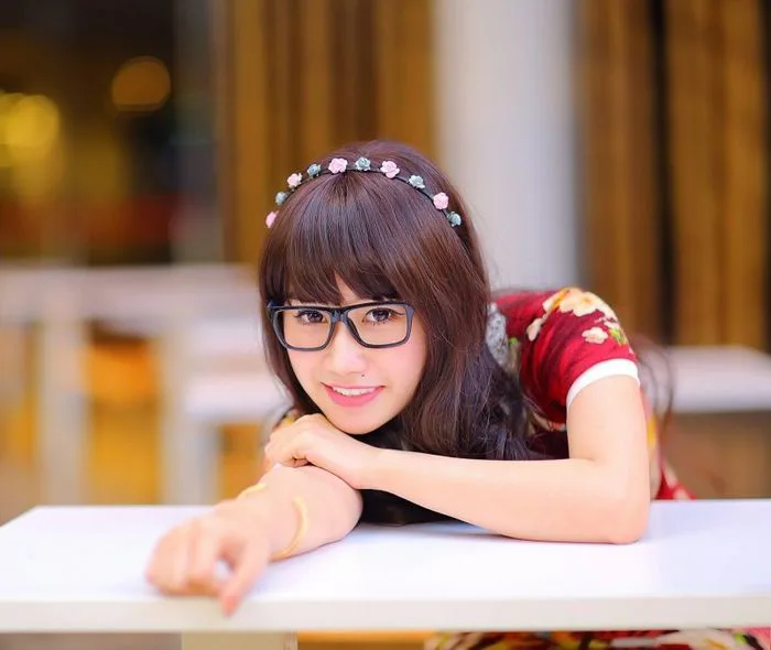Bức tranh về vẻ đẹp của cô gái xinh tóc dài đeo kính
