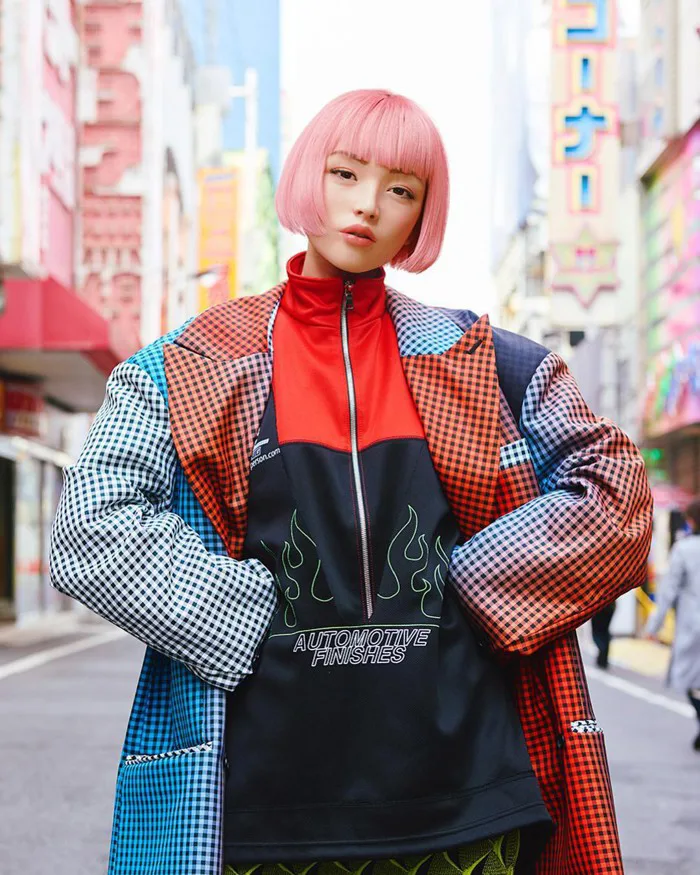 Xinh đẹp và quyến rũ, cô gái tóc hồng mới nổi trên Instagram Nhật hóa ra là người mẫu ảo!