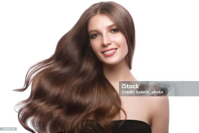 Cô Gái Tóc Nâu Xinh Đẹp Di Chuyển Với Mái Tóc Mượt Mà Hoàn Hảo Và Trang Điểm Cổ Điển Hình ảnh Sẵn có - Tải xuống Hình ảnh Ngay bây giờ -