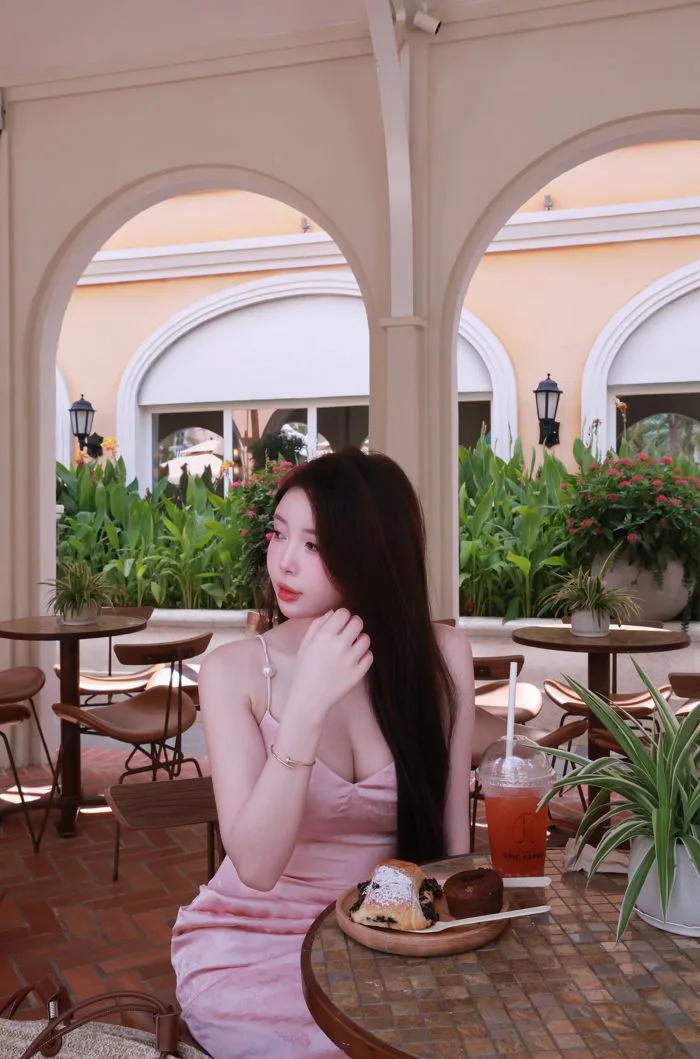 Thả dáng ở quán Cafe, hot girl khiến người xem mê mẩn vì xinh như AI, cứ  nhìn cam là có ngay ảnh đẹp