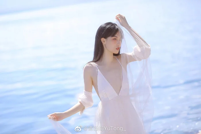 Thiếu nữ Trung Quốc xinh đẹp diện váy 