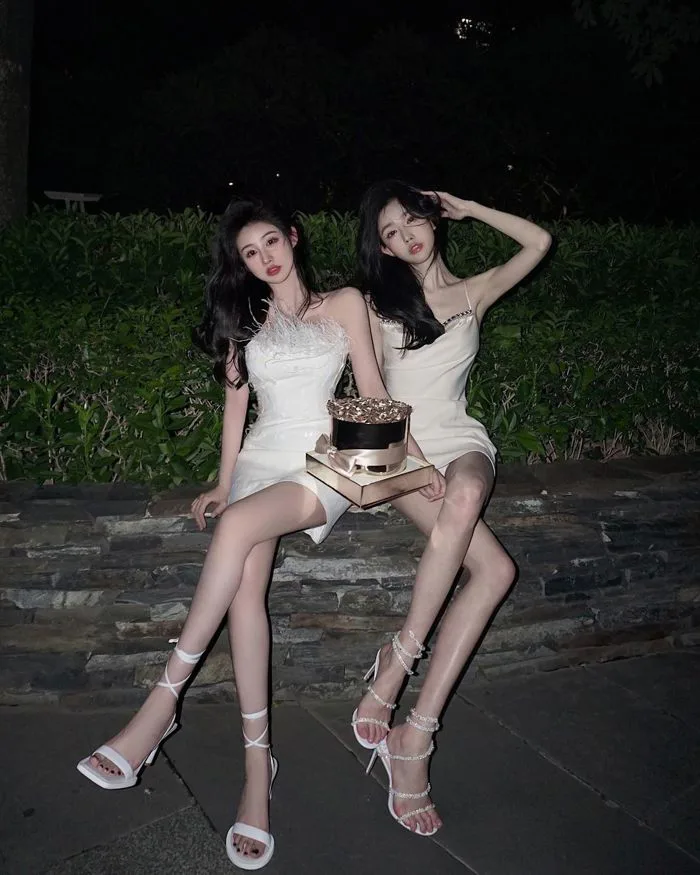2 hot girl Trung Quốc gây hoảng hốt vì thân hình gầy guộc