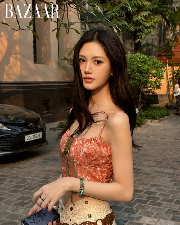 Nữ phụ Triều Tuyết Lục, Thẩm Vũ Khiết, đi chơi Bảo tàng Mỹ thuật Việt Nam |  Harper's Bazaar Việt Nam