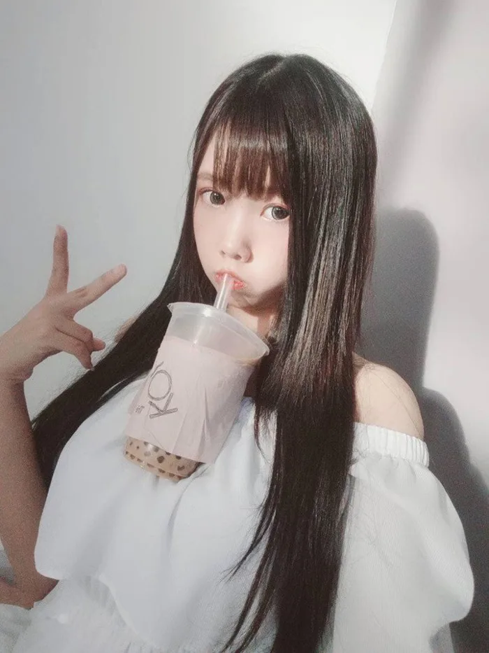 Trào lưu mới siêu bổ mắt của các hot girl Nhật Bản: Thử thách uống trà sữa  bằng ngực 