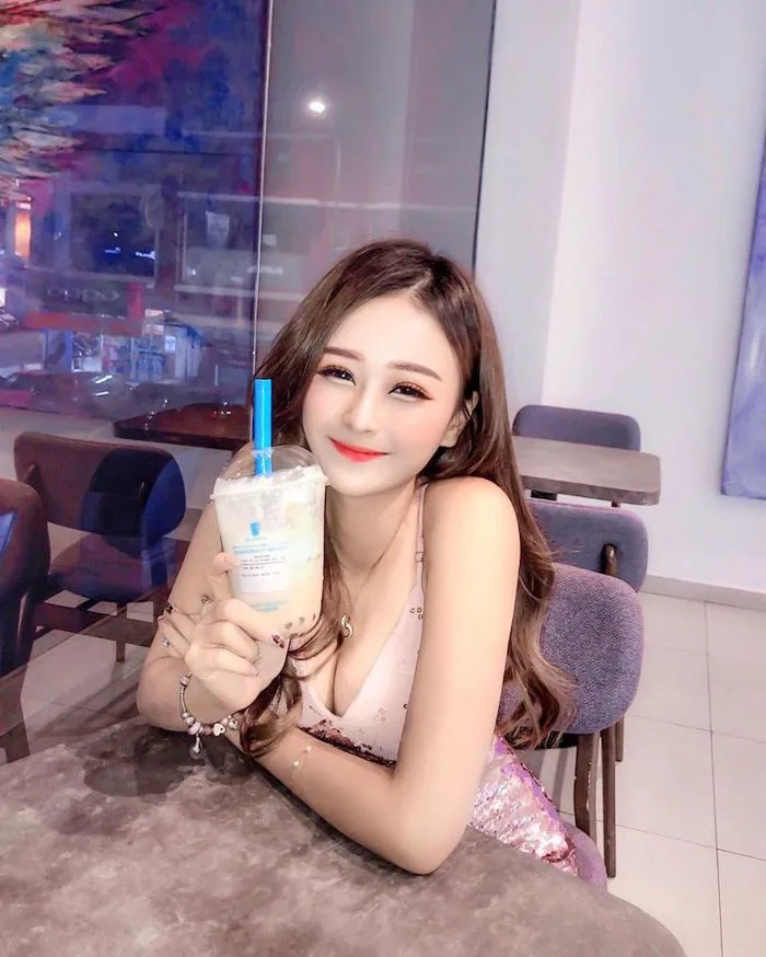 Chỉ một khoảnh khắc ngồi uống trà sữa, nàng hot girl xinh đẹp nhanh chóng  trở thành tâm điểm của cộng đồng mạng