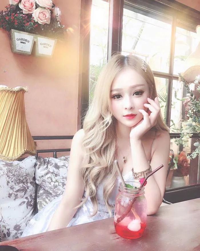 Chỉ một khoảnh khắc ngồi uống trà sữa, nàng hot girl xinh đẹp nhanh chóng  trở thành tâm điểm của cộng đồng mạng
