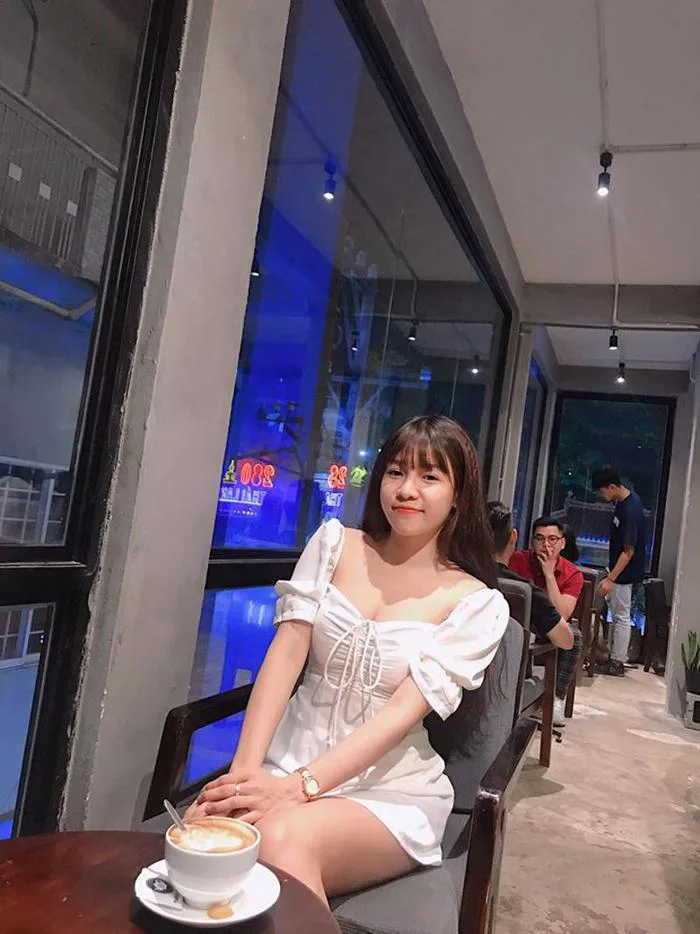 Đi uống trà sữa nhưng ai cũng tập trung vào vòng 1 bốc lửa của bạn gái Văn  Lâm