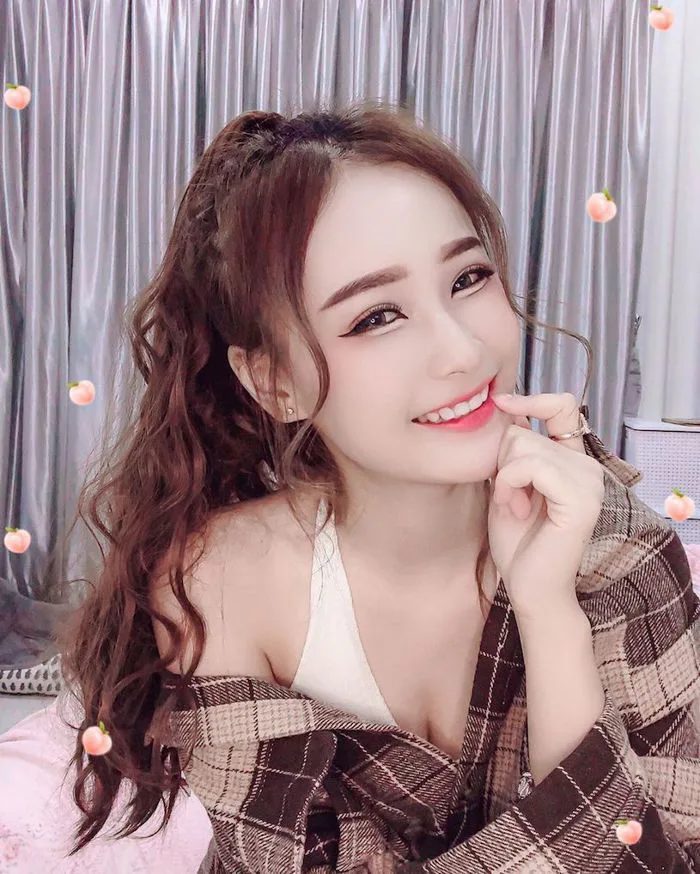 Chỉ một khoảnh khắc ngồi uống trà sữa, nàng hot girl xinh đẹp nhanh chóng  trở thành tâm điểm của cộng đồng mạng