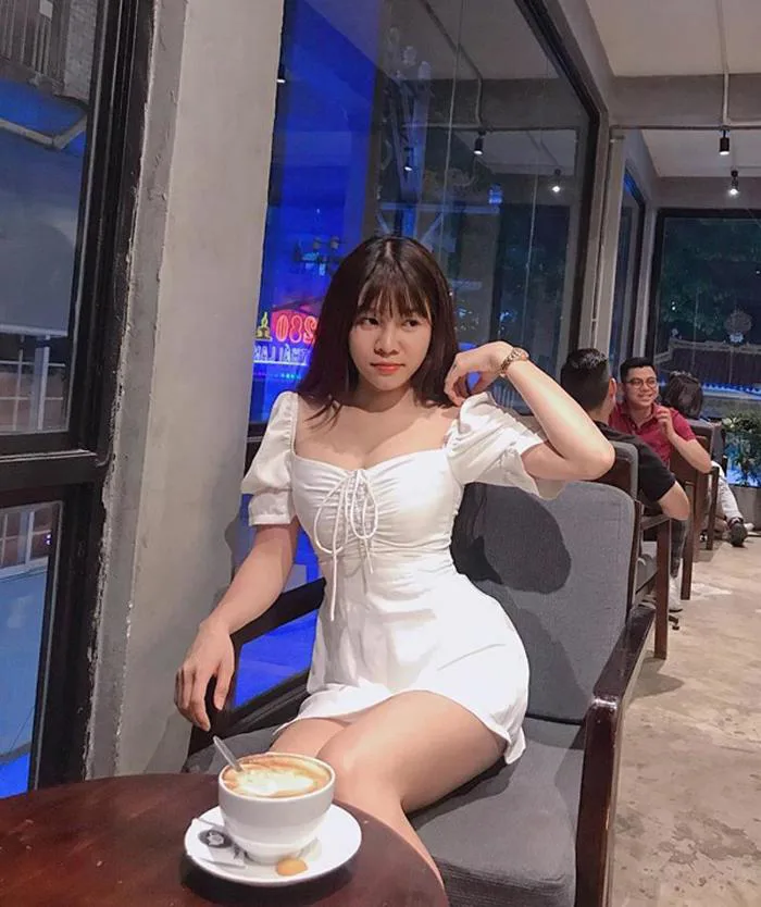 Đi uống trà sữa nhưng ai cũng tập trung vào vòng 1 bốc lửa của bạn gái Văn  Lâm