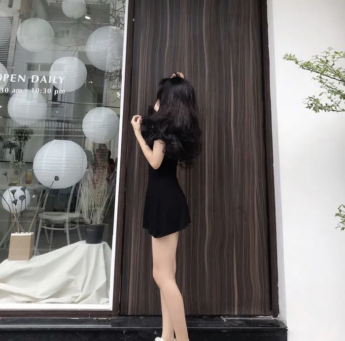 Hình ảnh cô gái diện váy ngắn, e ấp che mặt