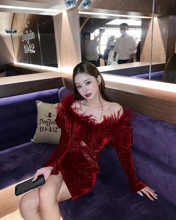 Xúng xính 14 mẫu váy đỏ tạo nên những khoảnh khắc thời trang Tết rực rỡ | ELLE