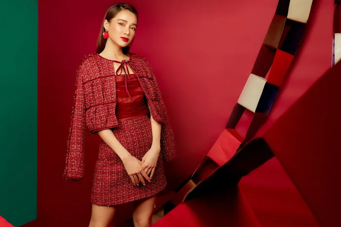 Váy đỏ, áo choàng xinh nhưng hơi quen thuộc, năm nay hội con gái đang mê mệt mẫu áo dài Noel vải tweed này cơ!