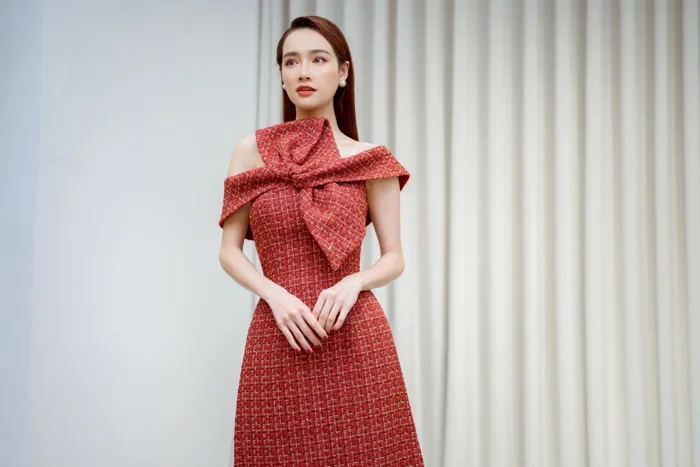 Váy đỏ, áo choàng xinh nhưng hơi quen thuộc, năm nay hội con gái đang mê mệt mẫu áo dài Noel vải tweed này cơ!
