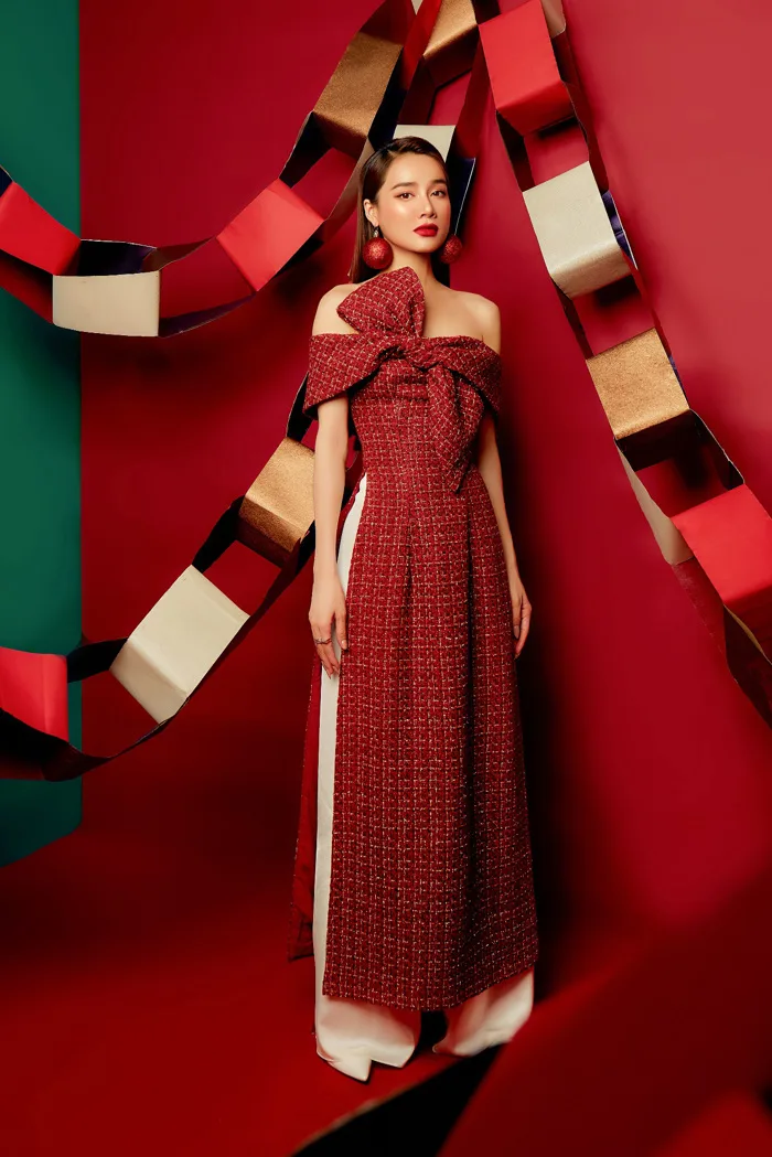 Váy đỏ, áo choàng xinh nhưng hơi quen thuộc, năm nay hội con gái đang mê mệt mẫu áo dài Noel vải tweed này cơ!